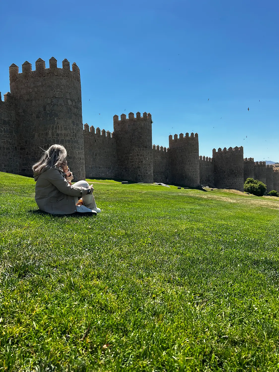 Mujer contemplando las Murallas de Ávila